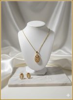 Dainty chain with pendant 1 2